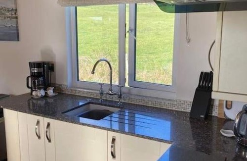 Shute Ski Chalet | Beautiful Lodge for 4 with Hot TubNr Lyme Regis