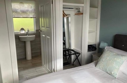 Shute Ski Chalet | Beautiful Lodge for 4 with Hot TubNr Lyme Regis