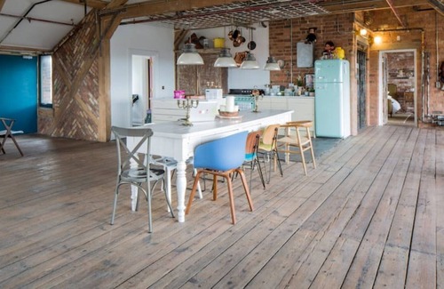 Loughborough Apartment | Beautiful Loft Apartment with Hot Tub and Sauna