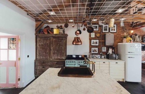 Loughborough Apartment | Beautiful Loft Apartment with Hot Tub and Sauna