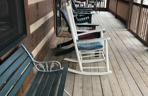 Salem Cabin | Beautiful Log Cabin in Gorgeous, Private Wooded Area