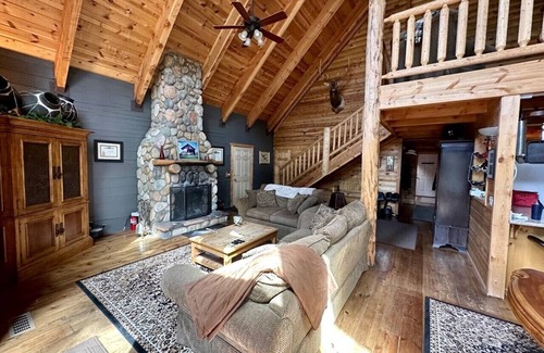 Mammoth Creek Cabin | Beautiful log home-dog friendly, creek & mountain views,close to national parks