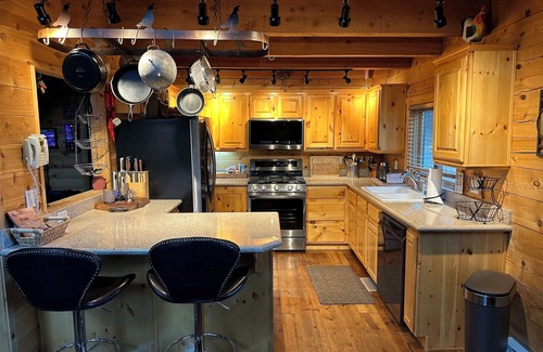Mammoth Creek Cabin | Beautiful log home-dog friendly, creek & mountain views,close to national parks