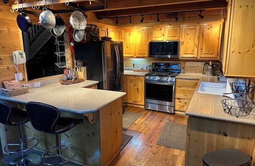 Mammoth Creek Cabin | Beautiful log home-dog friendly, creek & mountain views,close to national parks