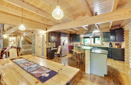 Boyne Falls House | Beautiful Log Home | Pet Friendly | Boyne Mtn Reserve | 18 Guests | Fireplace
