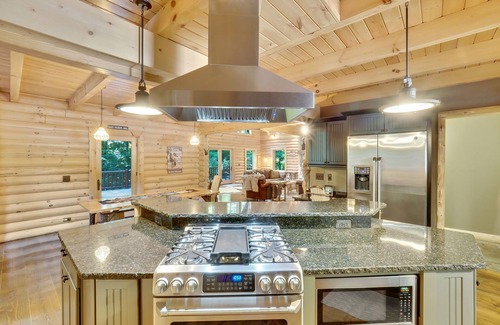 Boyne Falls House | Beautiful Log Home | Pet Friendly | Boyne Mtn Reserve | 18 Guests | Fireplace