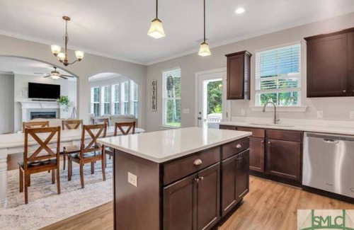 Eden House | Beautiful Luxury Home with a Country Twist/Spacious home with Half an acre!