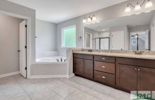 Eden House | Beautiful Luxury Home with a Country Twist/Spacious home with Half an acre!