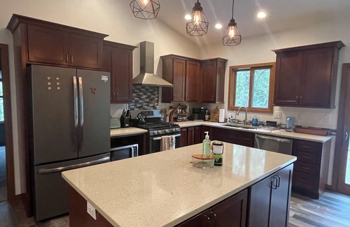 Putnam House | Beautiful, New Home Secluded in the Woods