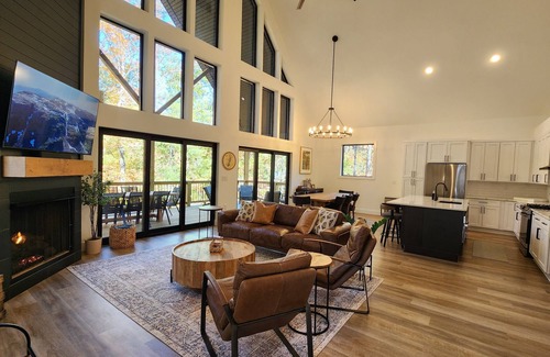 Sunset Cabin | BEAUTIFUL Newly Built Retreat w/Private Marina Boat Slip at Upper Lake Keowee!