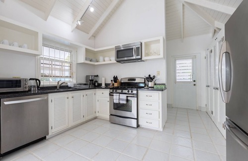 Newcastle House | Beautiful Newly Stocked and Decorated Villa, Walking Distance To Beach