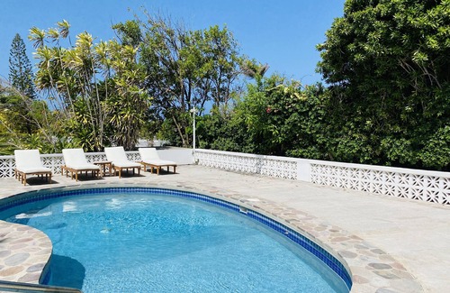 Newcastle House | Beautiful Newly Stocked and Decorated Villa, Walking Distance To Beach