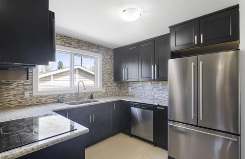 Jasper Place House | ⭐️Beautiful Oasis🌴Full House ❤️ Patio⭐️ Fence Yard ✅ Near West Edmonton Mall