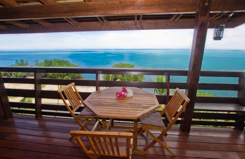 Ha'apiti House | Beautiful Oceanfront bungalow with Infinity Pool!