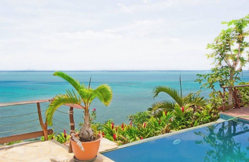Ha'apiti House | Beautiful Oceanfront bungalow with Infinity Pool!