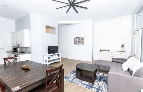 Old Port Apartment | Beautiful Old Port Apt-Downtown