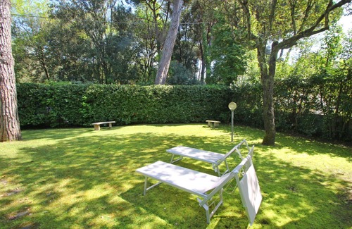 Poveromo Villa | Beautiful private villa with WIFI, A/C, TV, veranda, pets allowed, parking, close to Forte Dei Marmi