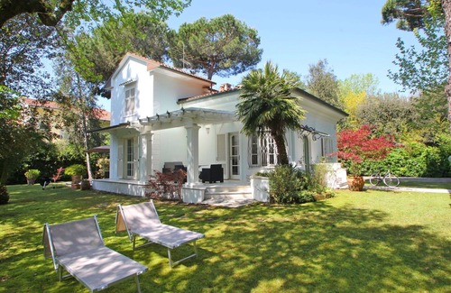 Poveromo Villa | Beautiful private villa with WIFI, A/C, TV, veranda, pets allowed, parking, close to Forte Dei Marmi
