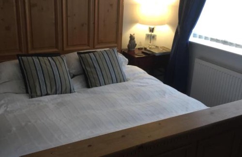 Peterborough House | Beautiful private room with Kingsize bed and large private en-suite