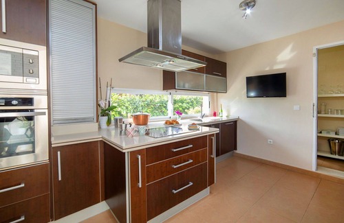 La Colina House | Beautiful private villa with WIFI, A/C, private pool, TV, patio, pets allowed and parking