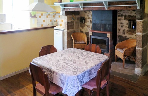 Teyssieu Villa | Beautiful private villa for 4 people with WIFI, private pool, TV, terrace, pets allowed and park.