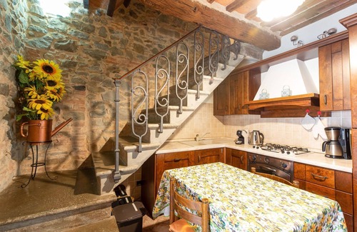 Montorgiali House | Beautiful private villa for 5 guests with WIFI, A/C, hot tub, TV, patio, pets allowed and parking