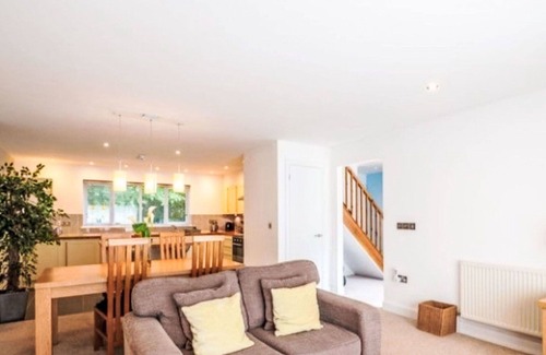 Carnon Downs House | Beautiful private villa for 4 people with pool, WIFI, TV, pets allowed and parking