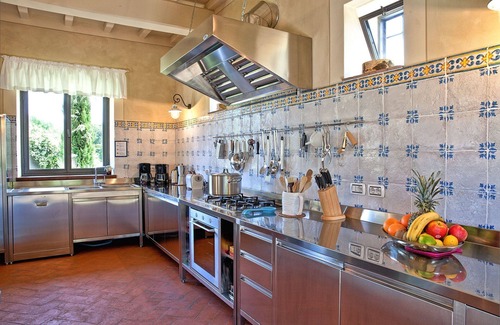 Porrena Villa | Beautiful private villa with private pool, WIFI, TV, patio, pets allowed, panoramic view and par.