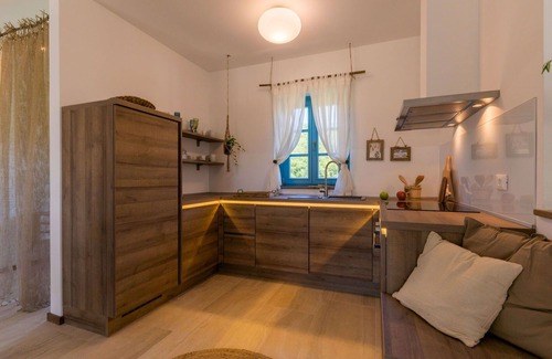 Vardica House | Beautiful private villa with A/C, WIFI, hot tub, private pool, TV, patio, pets allowed and parking
