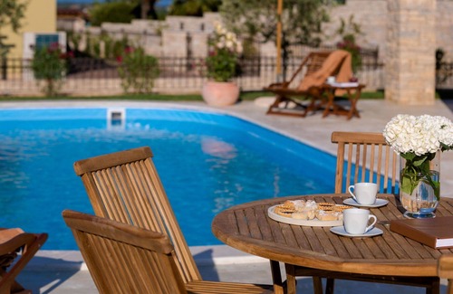 Vardica House | Beautiful private villa with A/C, WIFI, hot tub, private pool, TV, patio, pets allowed and parking