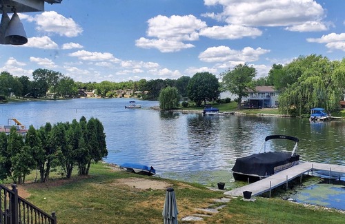 Lake Shangrila House | Beautiful, quaint, on the lake escape ~ close to Chicago / Milwaukee ~ Pontoon