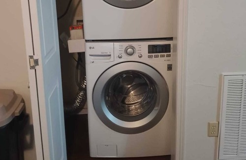 Hinton House | Beautiful-Quiet-Modern-Fast Internet 2br 1ba w/ fenced yard