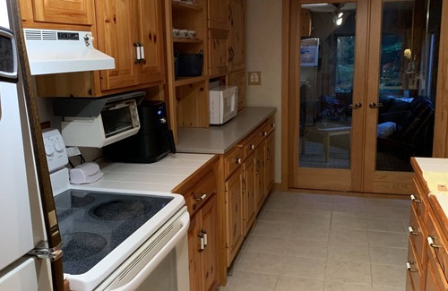 Tolland House | Beautiful retreat in a lake community to the enjoy the summer season.
