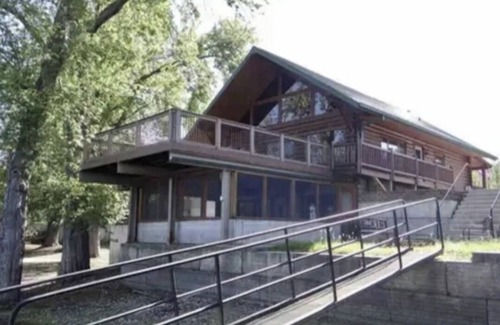 Prairie Du Chien Cabin | Beautiful riverfront log cabin home in Prairie du Chien