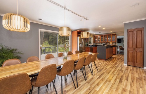 Glendale House | Beautiful riverside yard, hot tub, game room, large dining table! n
