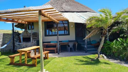 Buffalo City House | Beautiful rustic sea cottage, 2km Kob Inn