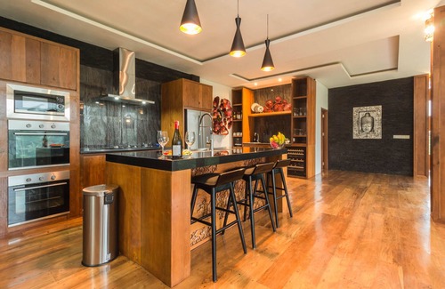 Sambahan Villa | Beautiful, spacious private villa w/private infinity pool, full kitchen, & bar!
