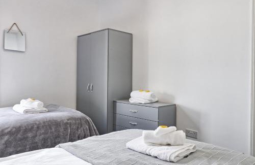 Southend-on-Sea House | Beautiful Spacious four bedroom house with parking for 2 cars, 5 minute walk to southend station