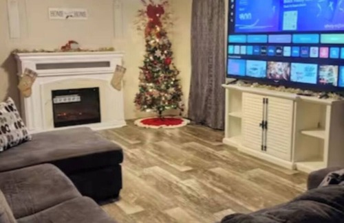Brownsville House | Beautiful, spacious, home perfect for a quiet getaway & all your comfort needs.