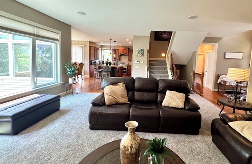 Cedar Rapids House | Beautiful & Spacious 6-bedroom house with Entertainment