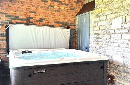 De Mossville House | Beautiful, spacious, country home. Close to The Ark! Hot-Tub! Pet-Friendly!