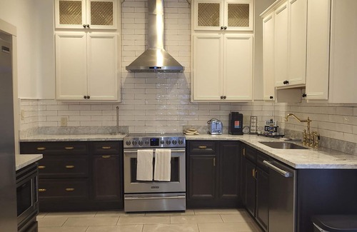 Broadmoor Apartment | Beautiful & Spacious Apartment in Uptown with Wi-Fi, AC, Hulu