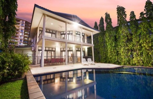 Cullen Bay House | Beautiful spacious waterfront home right on the Cullen Bay Marina!