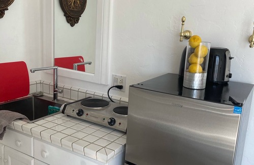 Downey Apartment | Beautiful studio with nice jacuzzi and steam bath in the shower