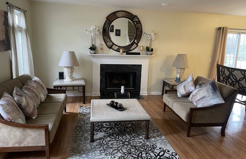Elgin House | Beautiful townhome 45 mins from Chicago