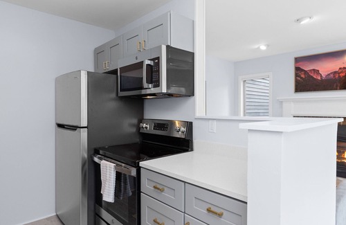 East Haven  Rutland County House | Beautiful Townhome minutes 2 Lakes & Golf Courses