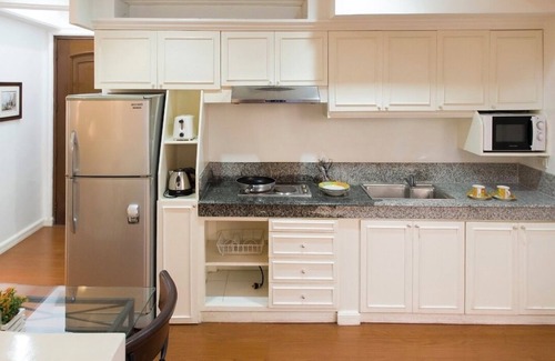 Urdaneta Condo | Beautiful unit across greenbelt5 + high speed wifi + Netflix