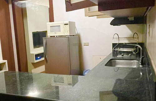 Urdaneta Condo | Beautiful unit across greenbelt5 + high speed wifi + Netflix