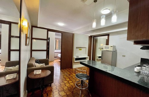 Urdaneta Condo | Beautiful unit across greenbelt5 + high speed wifi + Netflix