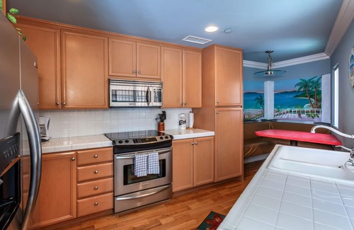 Avalon Villa | Beautiful, Upscale & Unique Tuscan-Style 3 Story With 1 King Bedroom & 2 Baths.
